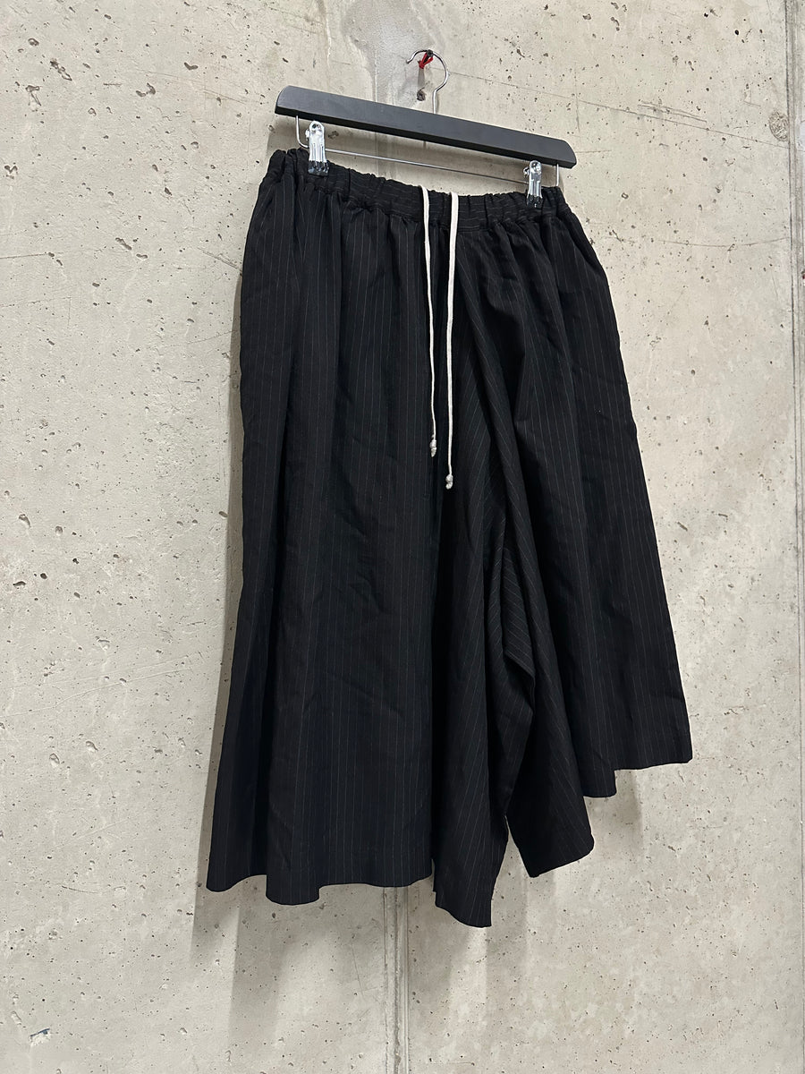 Comme Des Garçons AD2017 Asymmetric Oversized Shorts (24W-34W)